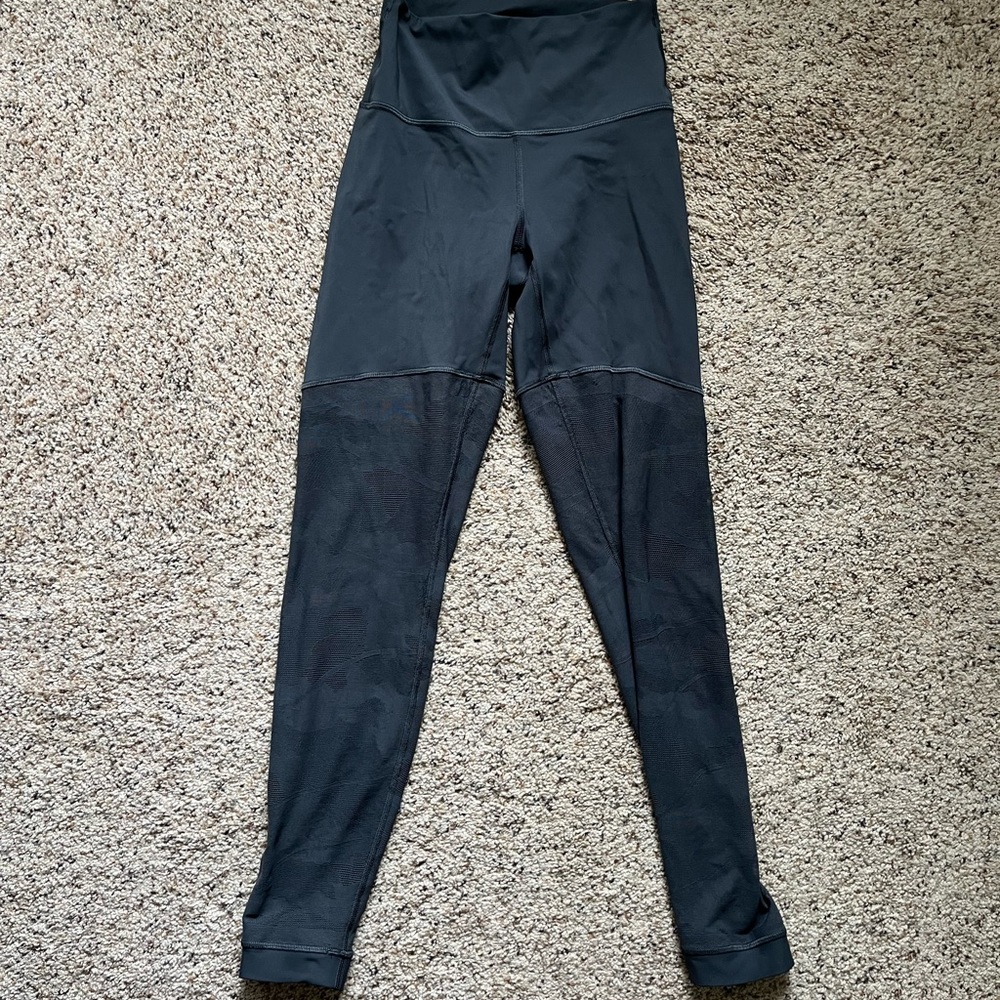 EUC Lululemon Align 28” Grey leggings 6 mesh design